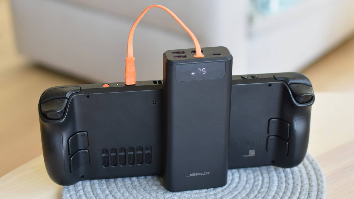 tHE JSAUX 20000mAh 65W PD Portable Powerbank connected to a Steam Deck.